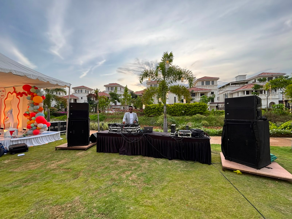 Outdoor evening event with line-array audio at a villa